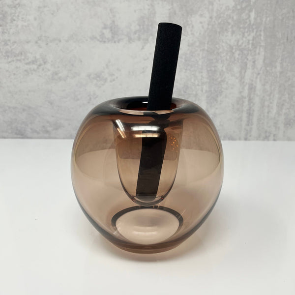 This BÜBLE DIFFUSER with a black handle is a stylish addition to any room. Perfect for use as a fragrance diffuser, this hand-blown glass design is from HOUSE OF GOOD.