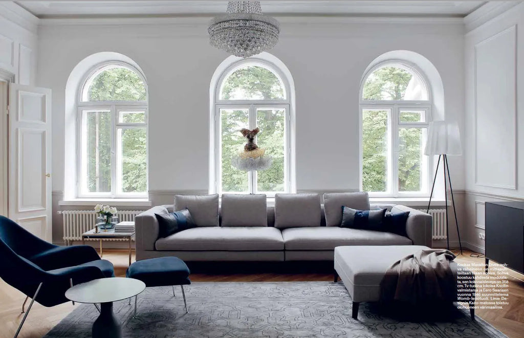 A white living room with arched windows designed by COZY's FUNKTIO.