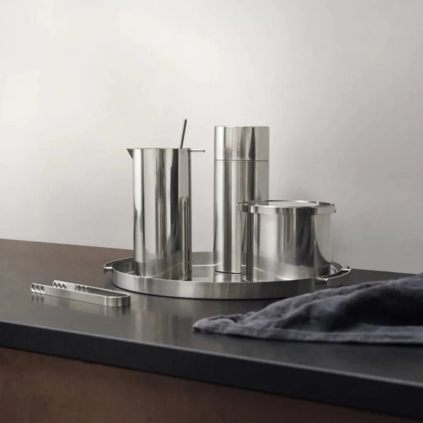 A stainless steel tray sits on top of a black counter in the Gestalt Haus.