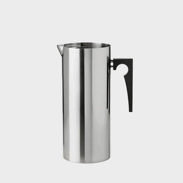 A Stelton ARNE JACOBSEN JUG WITH ICELIP displayed on a white background in the Gestalt Haus.