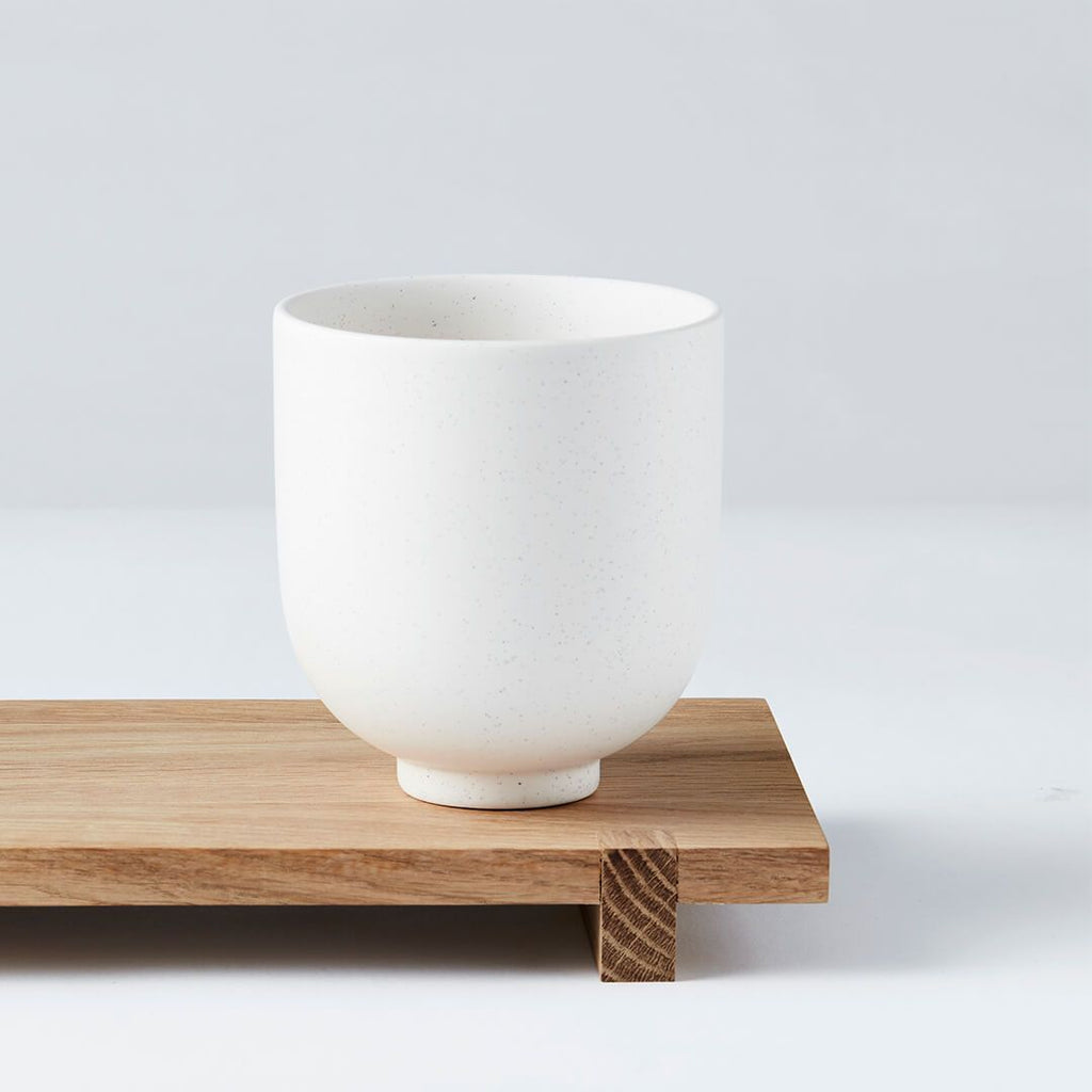 A SETOMONO cup elegantly adorns a wooden tray at the Gestalt Haus.