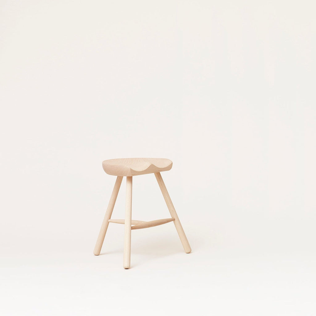 A SHOEMAKER CHAIR™ No. 49 with a wooden seat on a white background, designed by FORM & REFINE in the style of Gestalt Haus.