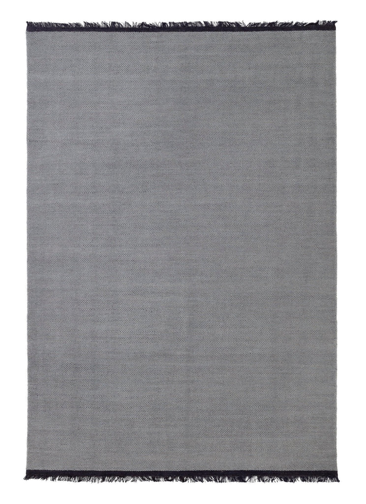 A FABULA LIVING Felicia rug with fringes on a white background, emphasizing the Gestalt of the design.